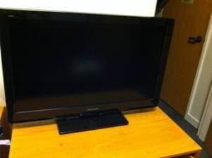 Panasonic VIERA TC-L32C3 32-Inch 720p LCD HDTV - $250 OBO 1