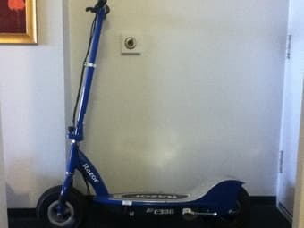 Very cool electric scooter E300 RAZOR : 230 OBO - Best ride on campus 1