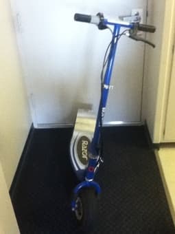 Very cool electric scooter E300 RAZOR : 230 OBO - Best ride on campus 3