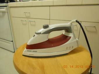 Black & Decker F920 Light 'N Easy Iron - Price: $15 1