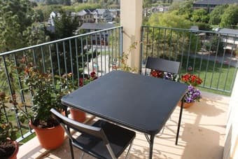 ikea table and 6 chairs 60$ 1