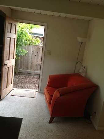 Master bedr. in shared house - Redwood city - $800/month - June-Sept. 2