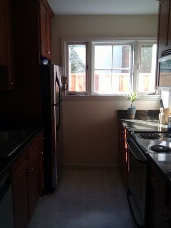 $1350 Beautiful Bedroom - Huge Windows, Close to Univ Ave 2