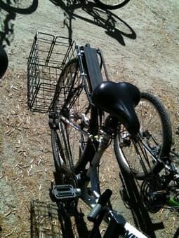 Women's Schwinn white hybrid 26" bike with u-lock, side basket $130 2