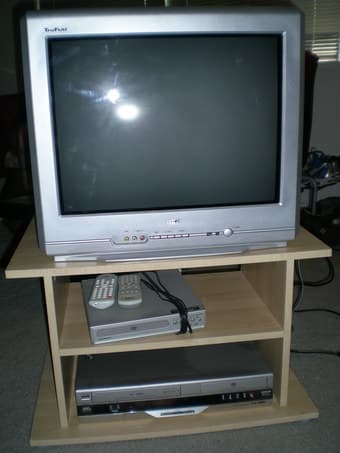 20'' TV for sale with TV stand 1