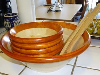 Salad bowl with 4 individual serving bowls, only $15 1