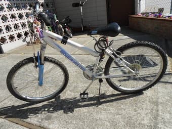 26" Mountain Women Bike with Lock, Helmet, no bid $99 1