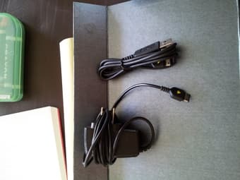 Samsung Fin phone charger, ear phone and USB connector 1