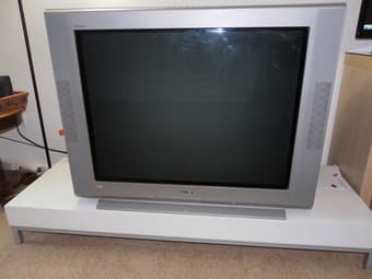 Sony Trinitron 36 inches flat TV with TV stand 2