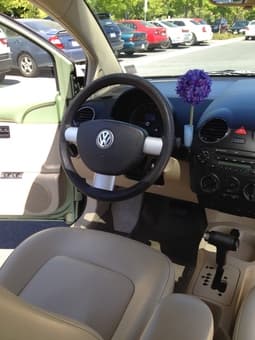 2006 Volkswagen New Beetle 2.5l /w sunroof leather seats - Only$ 8,900 1