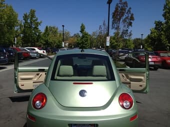 2006 Volkswagen New Beetle 2.5l /w sunroof leather seats - Only$ 8,900 3