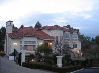 $950 Rainbow Mansion community seeks housemate 1