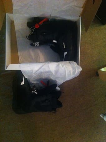 Selling my snowboard, two pairs of bindings and boots 2