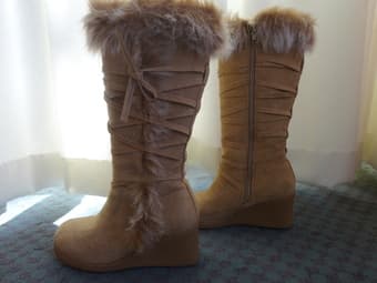 Almost new Groove Women's 'Voguish' Faux Fur Wedge Boots, size 5 -20$ 1