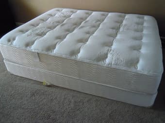 Queen size Simmons bed 300 dollars 1