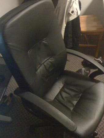 Moving out sale : desks, office chairs, lights. Valid until Friday 2