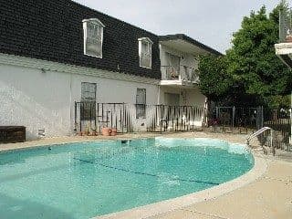 $950 female roommate wanted in a spacious 2br/1bath apt(available now) 1