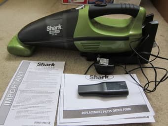 Moving sale:Shark Cordless 14.4V Pet Perfect Hand Vac, SV70 1