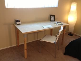 Large nice looking desk in perfect condition $30 1