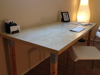 Large nice looking desk in perfect condition $30 3