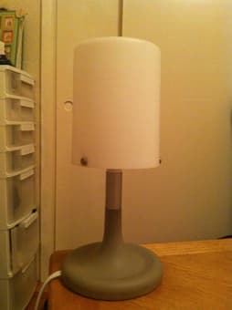 $5 table lamp with bulb 2