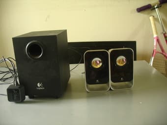 Emerson TV, TV stand，logitech studio for sale, phillip antenna 3