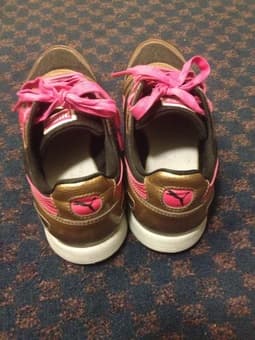 Puma women sneaker with pink laces size 6.0 $12 3