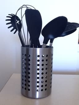 Kitchen colander with 7 utensils 1