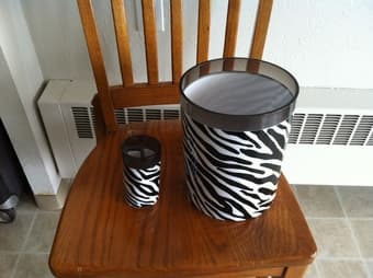 BATHROOM BIN AND TOOTH BRUSH CUP $5 1