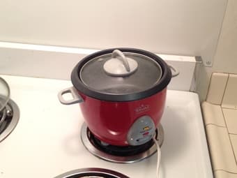 Moving sale (Lamp, Microwave, & Rice cooker) 3