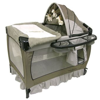 Almost brand new baby nursery center play yard / bassinet 1