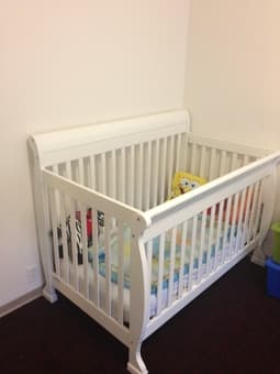 Davinci Convertible Crib with Toddler Rail/Mattress-White Color 2