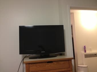 Moving sale - SAMSUNG LCD 32'' barely used 1