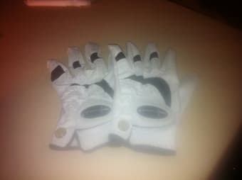 Selling 2 golf gloves 1
