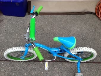 Amazing Kawasaki Girls Bike - only $ 40 !! Only 9 months old 2