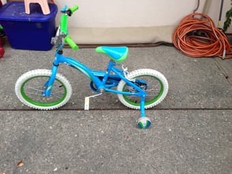 Amazing Kawasaki Girls Bike - only $ 40 !! Only 9 months old 3
