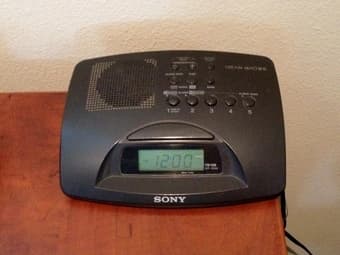 Moving sale: Monitors, alarm clock, nice purses, etc. 3