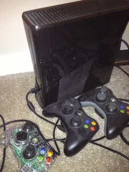 39" TV, Xbox360 + Kinect and 14 games 3