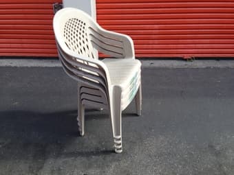 4 Outdoor plastic chairs. 1
