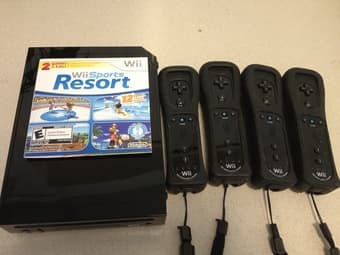 [moving sale] wii + 4 remotes + wii sports resort+ super mario, 240$ 1