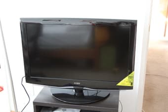 Coby TFDVD3295 32" 720p LCD TV and W/DVD player Combo 1