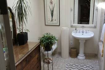Posting for a friend: House Share/bedroom to rent in great location 3