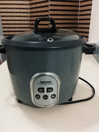 Selling a Rice Cooker / Water Heater / Pot 1