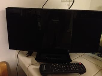 [moving] Panasonic SC-HC25 Compact iPod/ iPhone Dock System 20 $ 1