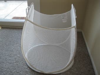 Laundry basket with white mesh 2