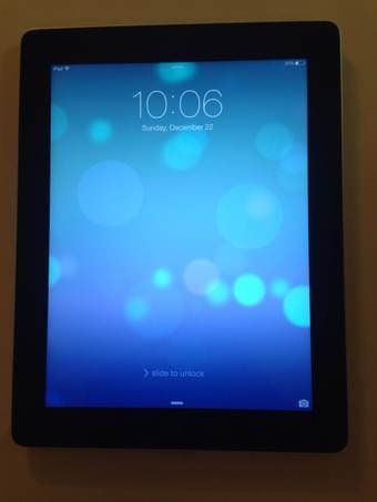 Scratch-Free iPad 3rd Gen 32GB wifi black with smart case $385 1