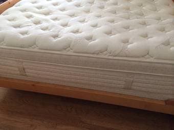 Luxurious Airloom Pillow-Top Queen Mattress and Box 1