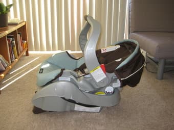 Infant Car Seat - Graco Snugride Classic Connect - Little Hoot $55 2