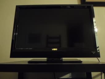 VIZIO 32" Class LCD TV 1