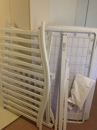 Crib+Mattress (like new) 1